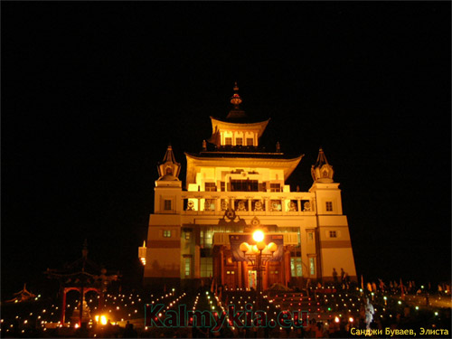 Zeremonie von Opfergaben an den Buddha Licht