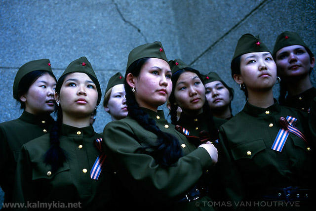 Девушки Калмыкии носят военную форму советских времен