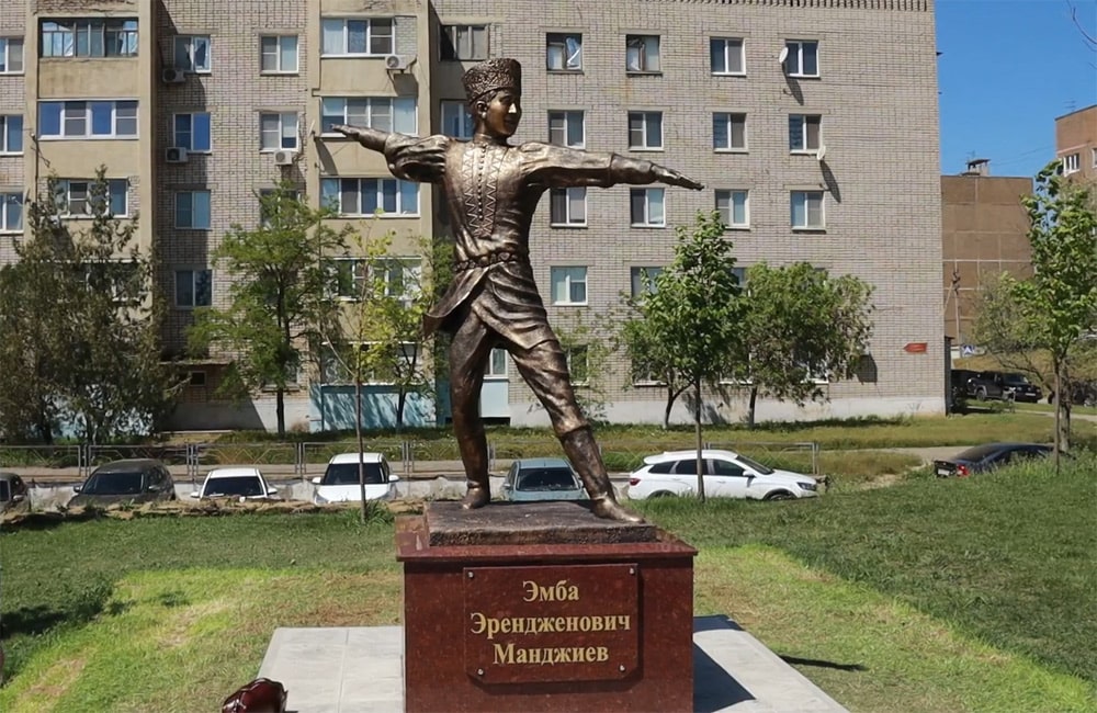 Памятник Эмбе Манджиеву